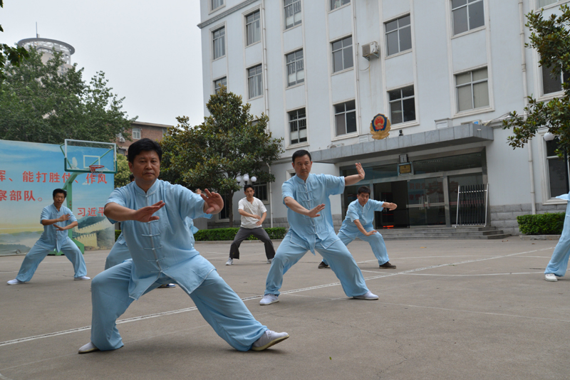 聘請陳式太極拳知名教練教學(xué)，開展太極拳興趣小組活動。